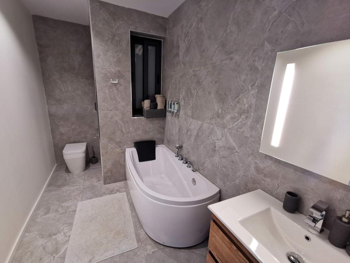 Duplex Maisonette With Heated P-Pool And Jacuzzi Saint Julian's Eksteriør billede